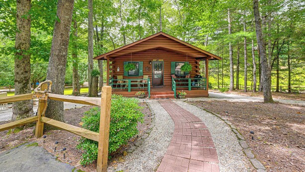 A rustic cabin with a porch, surrounded by trees. - 11 Mi to Dtwn: Franklin Cabin w/ Porch! (Franklin)