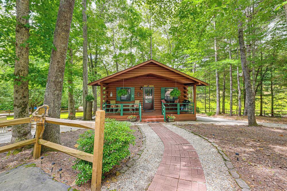 11 Mi to Dtwn: Franklin Cabin w/ Porch! - Scaly Mountain, NC