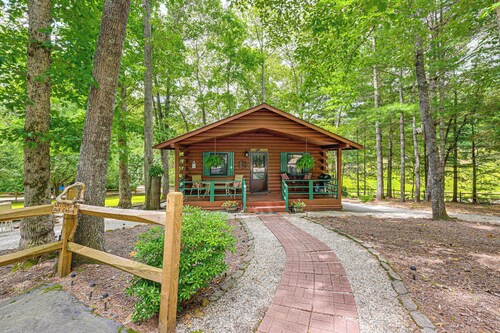 11 Mi to Dtwn: Franklin Cabin w/ Porch!
