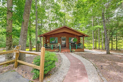 11 Mi to Dtwn: Franklin Cabin w/ Porch!