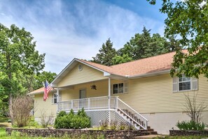 Interior - Holiday Island Home: Fire Pit & Boat Parking! (Eureka Springs)