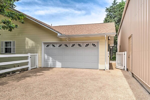 House (4 Bedrooms) | Interior - Holiday Island Home: Fire Pit & Boat Parking! (Eureka Springs)