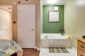 Apartment (1 Bedroom) | Interior - Parkway Condo ~ Walk to Island in Pigeon Forge! (Pigeon Forge)