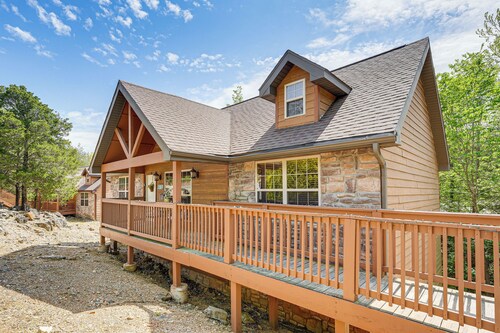 Branson West Family Cabin Near PGA Golf Course!