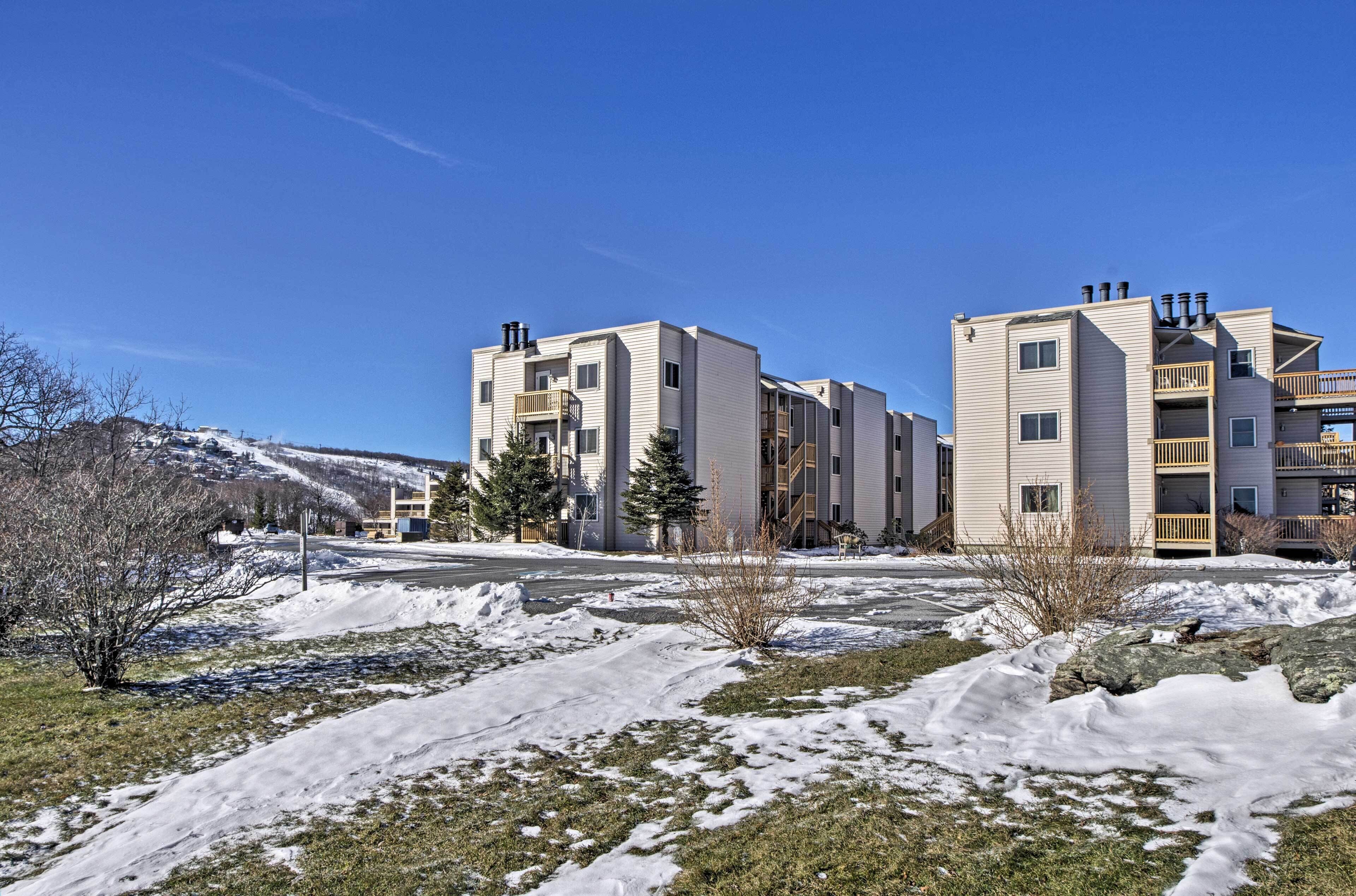 Un immeuble résidentiel à plusieurs étages, doté de balcons, avec un ciel dégagé.