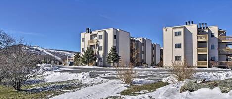 Un immeuble résidentiel à plusieurs étages, doté de balcons, avec un ciel dégagé.
