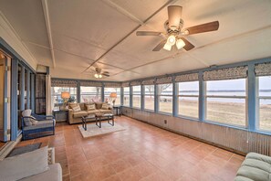 Interior - Private Beach: Waterfront Disney Getaway! (Disney)