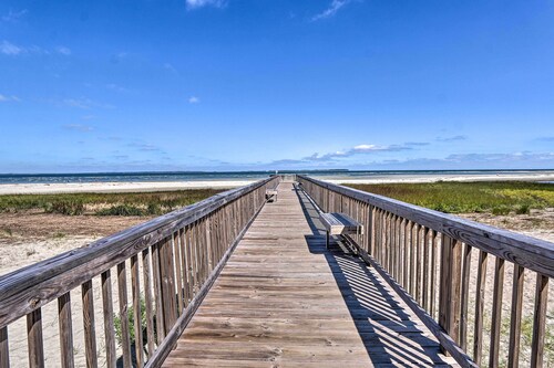 Beach + Pool Access: Colorful Hilton Head Condo!