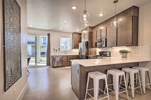 Apartment (4 Bedrooms) | Private kitchen | Microwave, oven, stovetop, dishwasher - Villa w/ Hot Tubs ~ 5 Miles to Historic St. George (St. George)