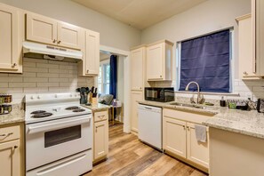 Microwave, oven, stovetop, dishwasher - Little Rock Vacation Rental Near Downtown! (Little Rock)