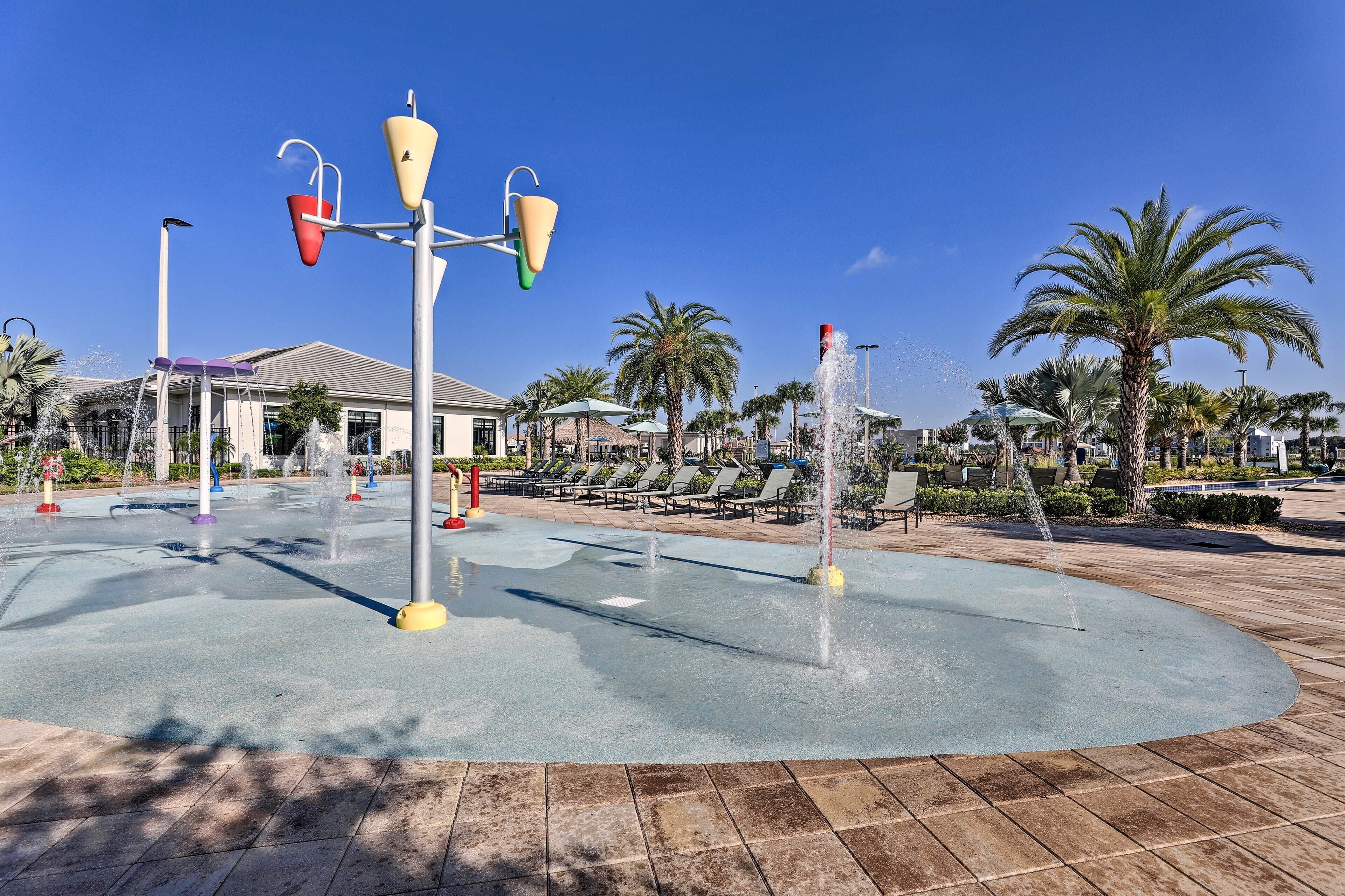 Un espace agrémenté d’une fontaine et de plusieurs jets d’eau, ainsi qu’un coin salon avec des parasols.