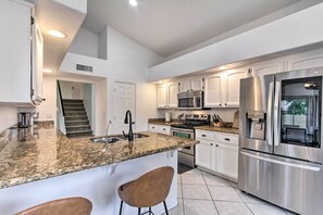 House (6 Bedrooms) | Interior - Putting Green! Desert Group Getaway in Chandler (Chandler)