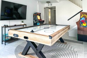 House (6 Bedrooms) | Interior