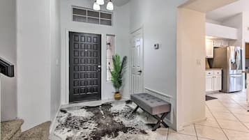 House (6 Bedrooms) | Interior