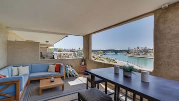 Apartment (2 Bedrooms) | Tempat makan luar