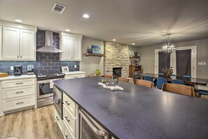 Microwave, oven, stovetop, dishwasher - New! Contemporary Hot Springs Retreat w/ Boat Dock (Hot Springs)