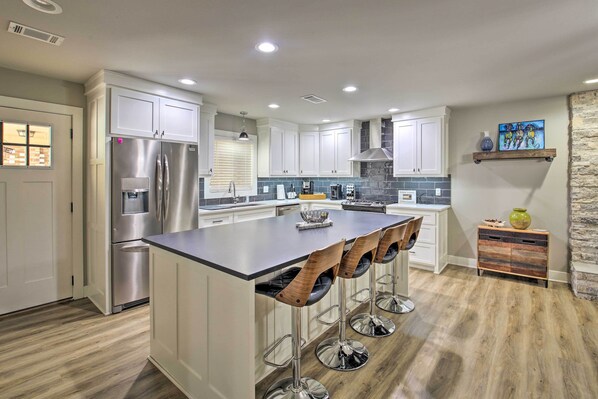 Microwave, oven, stovetop, dishwasher - New! Contemporary Hot Springs Retreat w/ Boat Dock (Hot Springs)