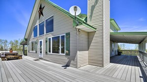 Ett tvåvåningshus med en inglasad veranda, en satellitmottagare och en stjärndekoration på taket.