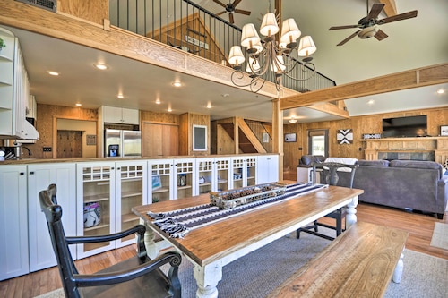 The Front Porch 20-acre Country Home w/ Mtn View