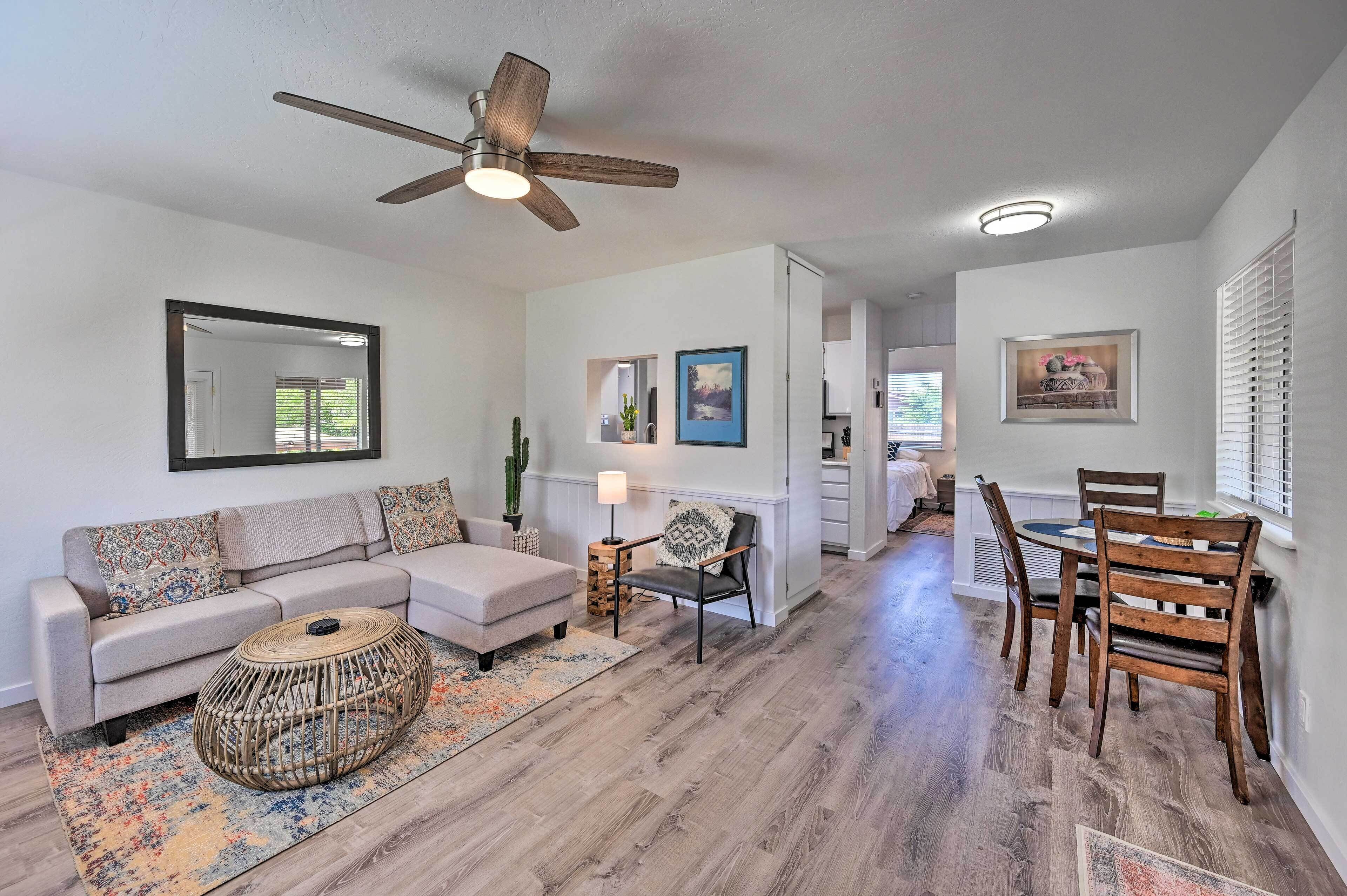 Cottage (2 Bedrooms) | Living area