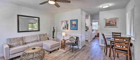 Cottage (2 Bedrooms) | Living area