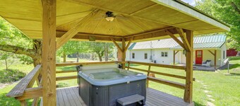 Marshall Cottage on 1895 Tobacco Farm w/ Hot Tub!