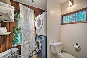 House (2 Bedrooms) | Interior - Dog-friendly Home Near Crystal Mtn & Outdoor Rec! (Interlochen)
