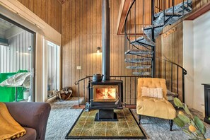 Apartment (2 Bedrooms) | Interior - Pinecrest Retreat With Fireplace! (Pinecrest)