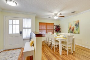 Dining - Valrico Vacation Rental 15 Mi to Tampa (Valrico)