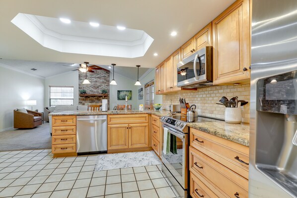 House (4 Bedrooms) | Private kitchen | Microwave, oven, stovetop, dishwasher - Valrico Vacation Rental 15 Mi to Tampa (Valrico)