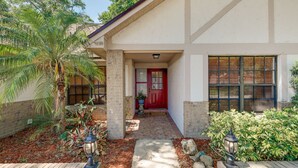 A house with a red door, a brick porch, and a pathway leading to the entrance. - Valrico Vacation Rental 15 Mi to Tampa (Valrico)
