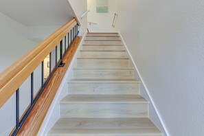 Una escalera con escalones y barandilla de madera.