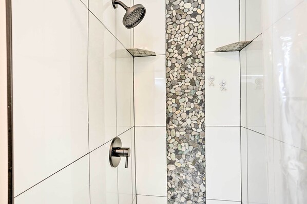 Ducha de diseño moderno, con ducha de pared y panel de control.