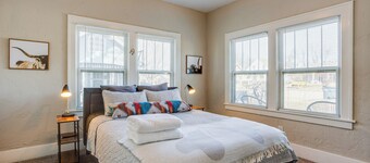 Chic Lawton Home, 5 Mins to Fort Sill!