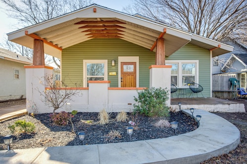 Chic Lawton Home, 5 Mins to Fort Sill!