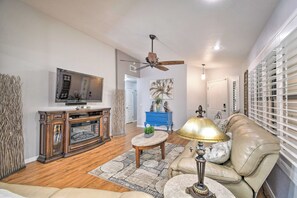 Interior - Patio & Grilling Station: Family Home in Glendale (Glendale)