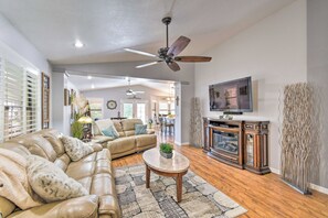 House (3 Bedrooms) | Interior - Patio & Grilling Station: Family Home in Glendale (Glendale)