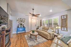 House (3 Bedrooms) | Interior - Patio & Grilling Station: Family Home in Glendale (Glendale)