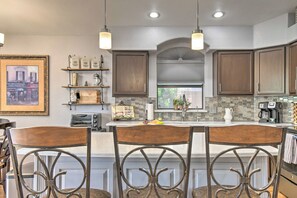 House (3 Bedrooms) | Interior - Patio & Grilling Station: Family Home in Glendale (Glendale)