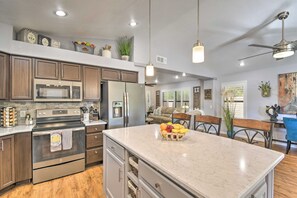 House (3 Bedrooms) | Interior - Patio & Grilling Station: Family Home in Glendale (Glendale)