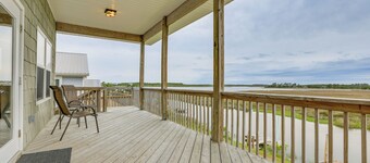 Family-friendly Waterfront Oasis: 7 Miles to Beach