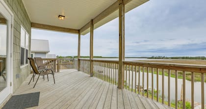 Family-friendly Waterfront Oasis: 7 Miles to Beach