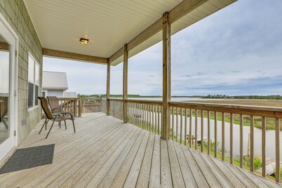 Family-friendly Waterfront Oasis: 7 Miles to Beach