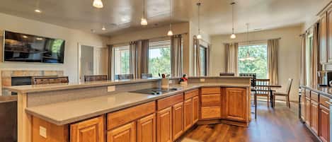 House (6 Bedrooms) | Interior