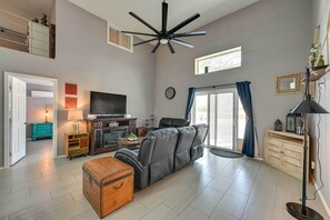 TV, fireplace - Somerton Home With Fireplaces - Near Casino! (Somerton)