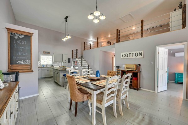 Dining - Somerton Home With Fireplaces - Near Casino! (Somerton)