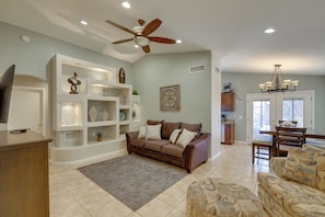 House (3 Bedrooms) | Front of property - Golf & Hike: Family Home w/ Patio in Glendale (Glendale)