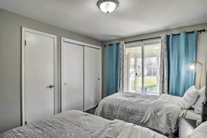 3 bedrooms, iron/ironing board, bed sheets - Buffalo Getaway w/ Charcoal Grill & Patio! (Buffalo)