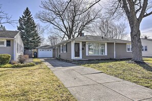 Exterior - Buffalo Getaway w/ Charcoal Grill & Patio! (Buffalo)