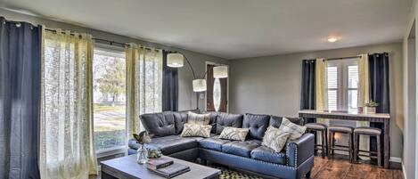 House (3 Bedrooms) | Living area